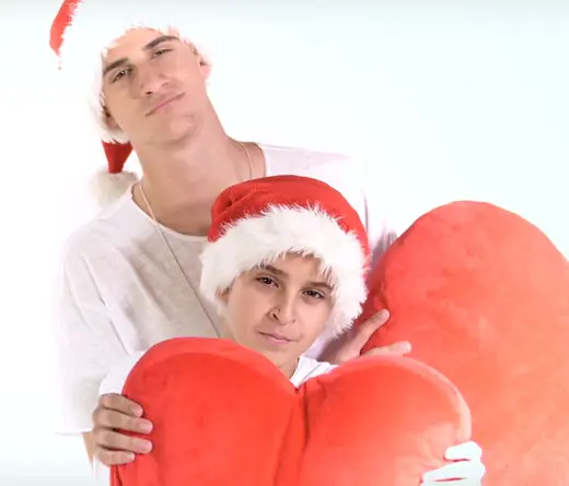Adexe & Nau le cantan a la Navidad en su nuevo video.